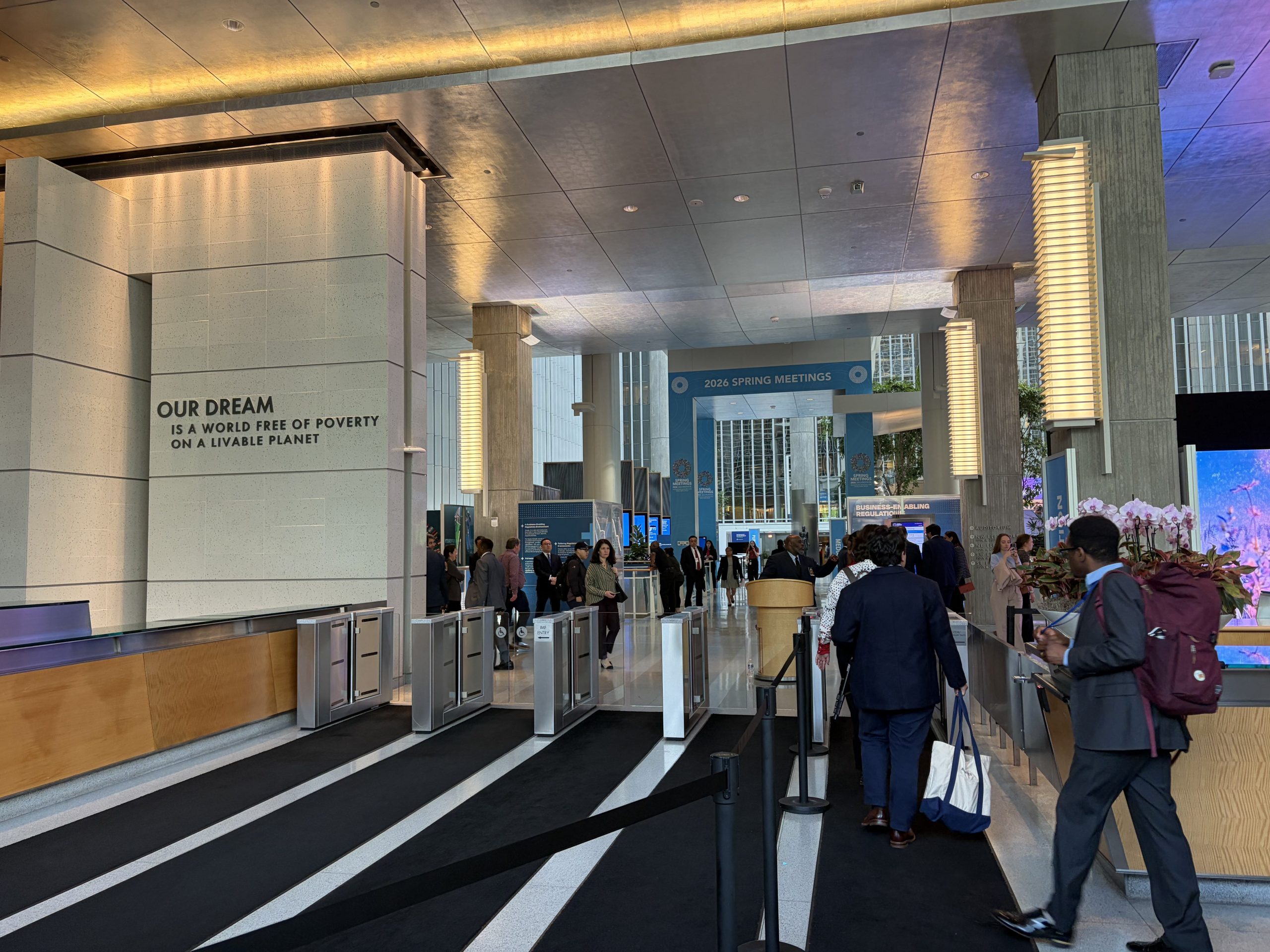 مجلس المديرين التنفيذيين لمجموعة البنك الدولي يحرم ملايين ضحايا الإقراض المفترس من سبل الانتصاف ويُرسي سابقة خطيرة في مجال المساءلة